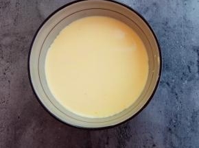 搅拌均匀后用筛子过筛一下