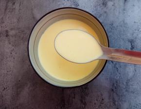 过筛好的蛋黄液