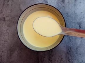 过筛好的蛋黄液