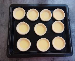 挞皮放入烤盘中，舀入蛋液七八分满