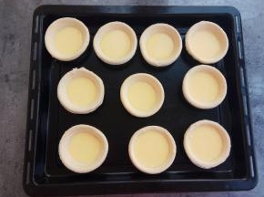 挞皮放入烤盘中，舀入蛋液七八分满