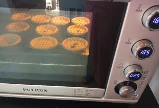 烤箱提前185°预热，放入中层180°上下烤25分钟