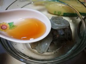 虾去壳去砂线 加入料酒