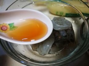 虾去壳去砂线 加入料酒