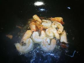 油热下姜末大虾 炒熟盛出