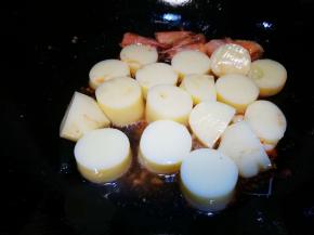 玉子豆腐倒入锅中 两面焦黄