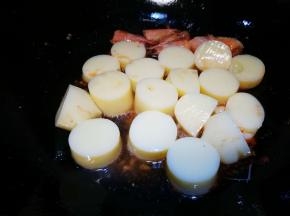 玉子豆腐倒入锅中 两面焦黄