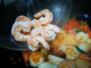 加入大虾 翻炒均匀