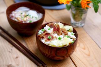 12.盛饭吃饭了。
还有一碗白萝卜肘子黄豆薏米汤配着，吃得简单营养，吃得饱吃得好。