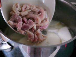 9.煮饭的时候再来做个汤，这样吃米饭的时候不会咽着。
我做的是白萝卜肘子黄豆薏米汤。