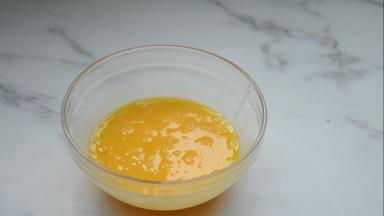 全蛋加蛋黄，打散