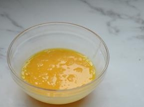 全蛋加蛋黄，打散