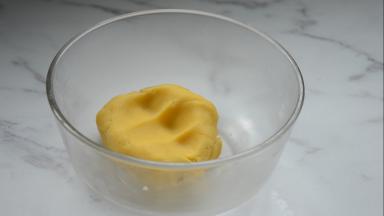 再用手揉成面团