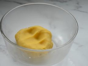 再用手揉成面团