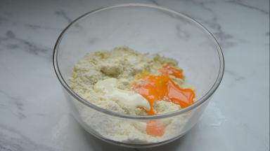 加入淡奶油、蛋黄