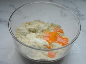 加入淡奶油、蛋黄