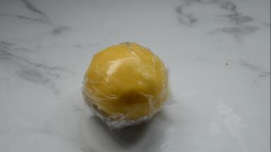 用保鲜膜包住松弛半小时