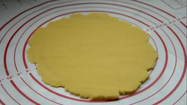 派皮擀成比模具稍大一点