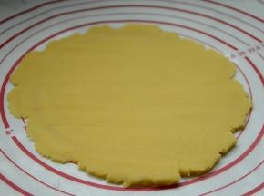 派皮擀成比模具稍大一点