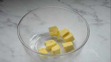 黄油切小块放入容器里