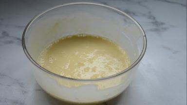 用蛋抽搅拌均匀，再过筛一遍