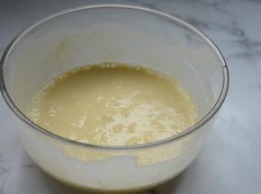 用蛋抽搅拌均匀，再过筛一遍