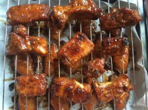 烤箱温度上下管170度，烤30分钟后拿出来用蜂蜜和油搽抹排骨全身，再放烤箱烤20分钟，此时注意把烤箱温度调低至140度，以免烤焦了