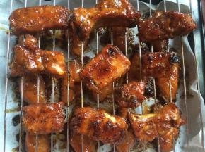 烤箱温度上下管170度，烤30分钟后拿出来用蜂蜜和油搽抹排骨全身，再放烤箱烤20分钟，此时注意把烤箱温度调低至140度，以免烤焦了