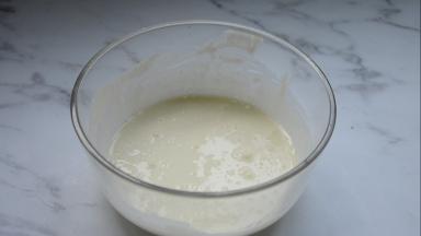 制作奶油红豆馅。将淡奶油、细砂糖、炼乳、玉米淀粉混合搅拌均匀