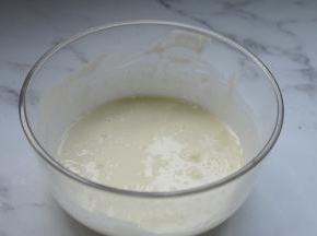 制作奶油红豆馅。将淡奶油、细砂糖、炼乳、玉米淀粉混合搅拌均匀