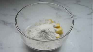 过筛入低筋粉、细砂糖、盐