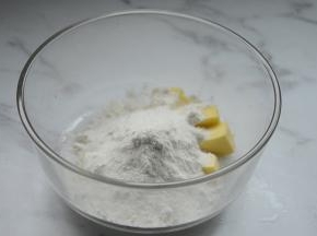 过筛入低筋粉、细砂糖、盐