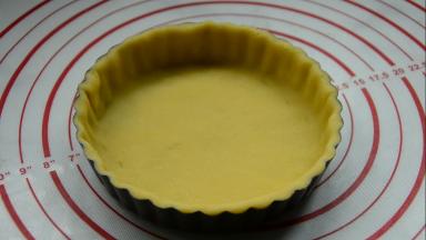 放到5寸模具里，整形去掉边缘部分，