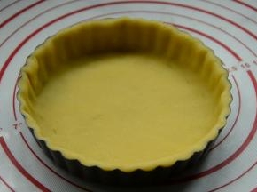 放到5寸模具里，整形去掉边缘部分，