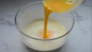 倒入奶油混合液里