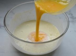 倒入奶油混合液里