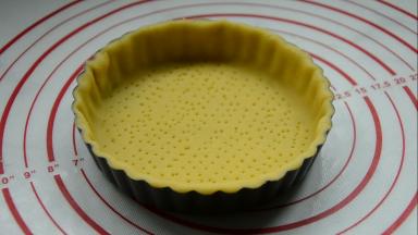 用叉子在饼底扎上小眼