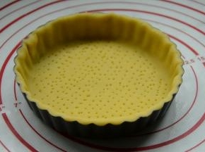 用叉子在饼底扎上小眼