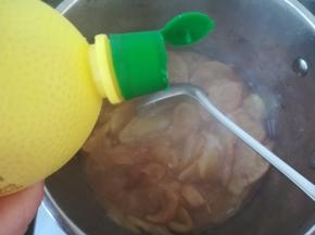 滴入几滴柠檬汁。