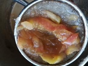 捞出果肉，过滤出果汁。