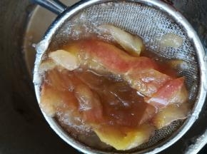 捞出果肉，过滤出果汁。