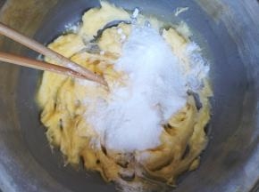 黄油软化成牙膏状，加入糖粉打发。