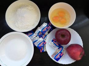 准备食材：花牛苹果2个，低粉200克，黄油120克，糖粉80克，鸡蛋3个，牛奶适量。泡打粉3克。