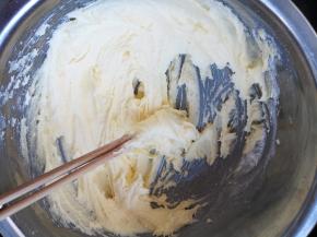 我直接用筷子打的，糖粉可以分3次加入，每加入一次都要打匀。