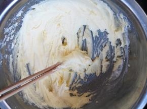 我直接用筷子打的，糖粉可以分3次加入，每加入一次都要打匀。