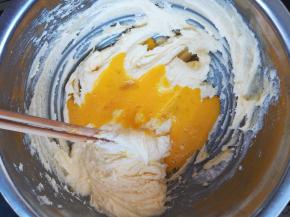 分三次加入鸡蛋液继续打发，这里可以借助打蛋器。