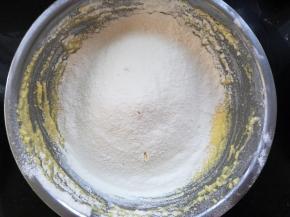 筛入面粉和泡打粉。