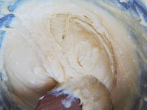 加入适量牛奶，将面糊拌成比较顺滑的状态。