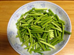 蒜苔洗净切段儿