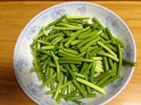 蒜苔洗净切段儿